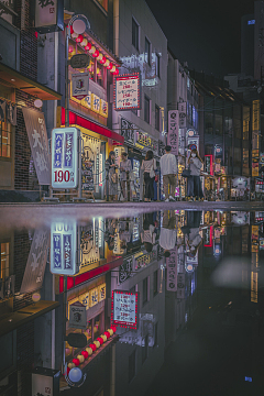 一群人站在水边的街道上