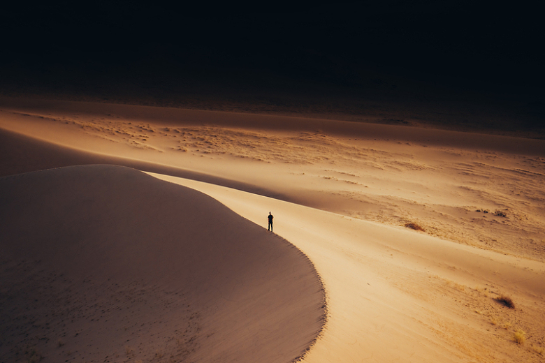 一个孤独的人站在沙漠中央