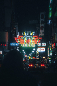 夜晚霓虹灯闪烁城市街道
