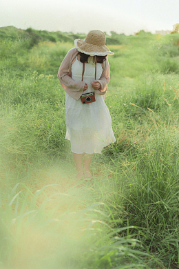连衣裙帽子女人草地唯美自然