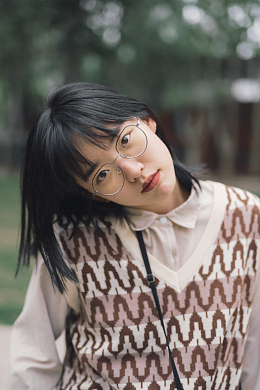 戴眼镜女人摆姿势拍照