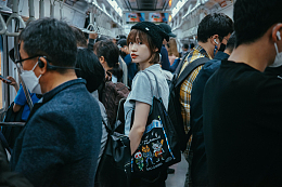 地铁人群女性人像摄影