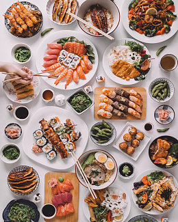 一张摆满许多食物的桌子