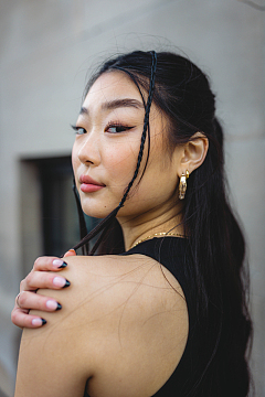 穿着黑色连衣裙的长发女人