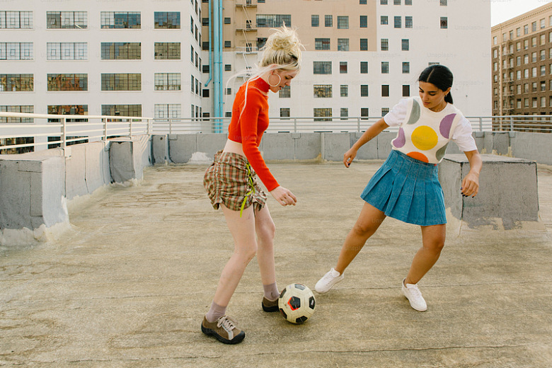 两个女孩在玩足球