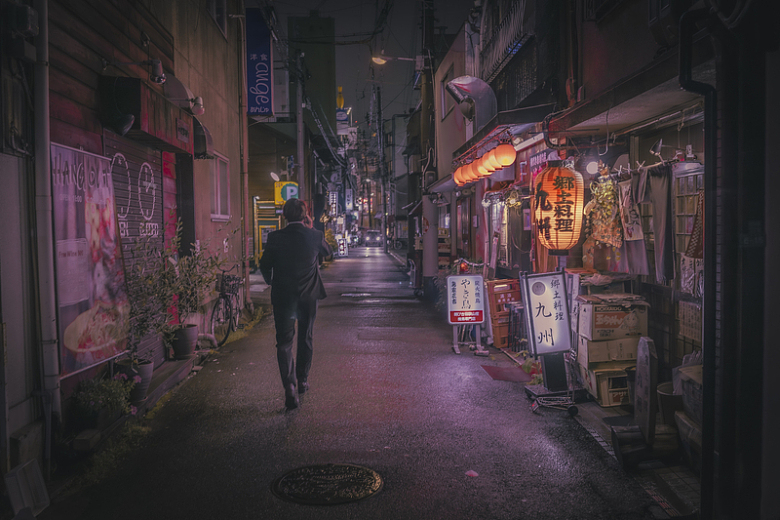 一个男人晚上走在街上