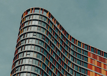 有许多窗户的很高的建筑物