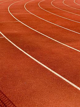 有白线的红色跑道