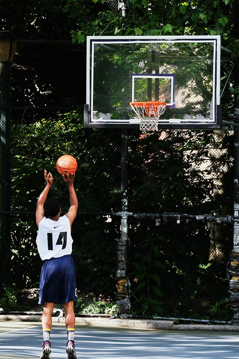 运动员在篮球场地打篮球投篮