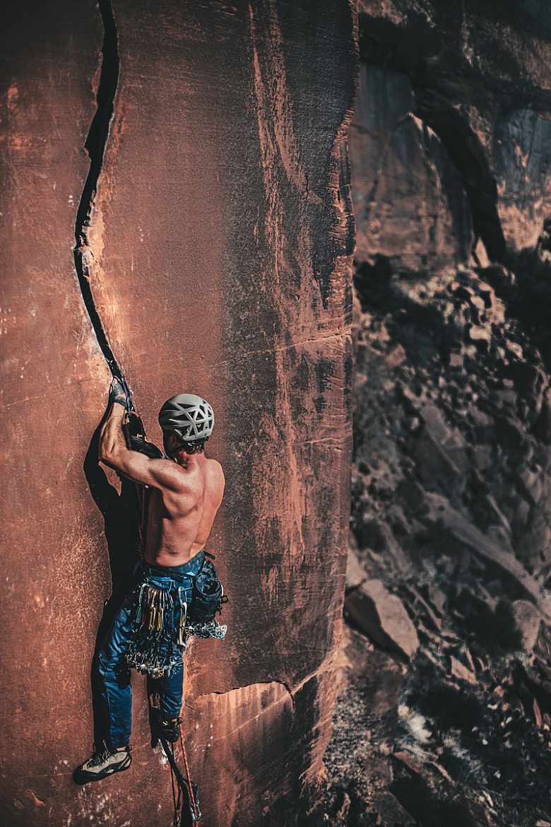 赤裸男子攀岩运动摄影