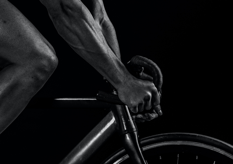骑自行车手臂灰度摄影