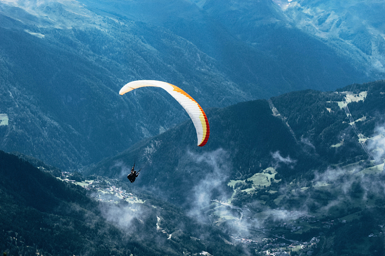 个人滑翔伞飞越山脉