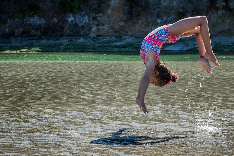 女孩水面跳跃翻滚摄影