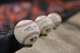灰色织物上的三个白色棒球