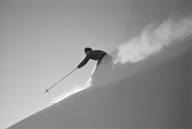 人在雪地上滑雪的灰度摄影