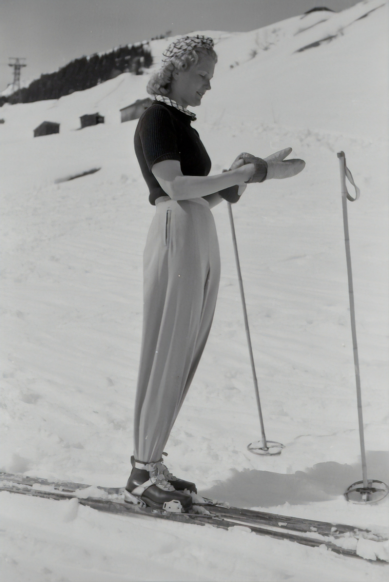 女性滑雪板的灰度摄影