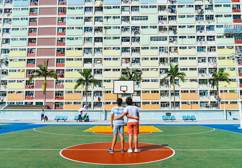 两名男子站在篮球场上仰视的极简主义摄影