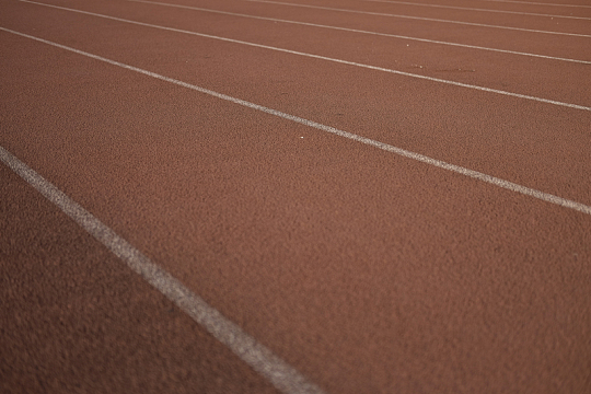 画有线条的红色跑道