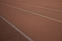 画有线条的红色跑道