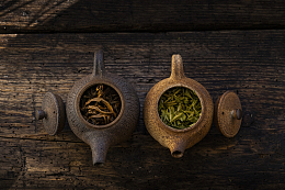 装满茶叶的茶壶