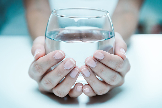 手捧水杯