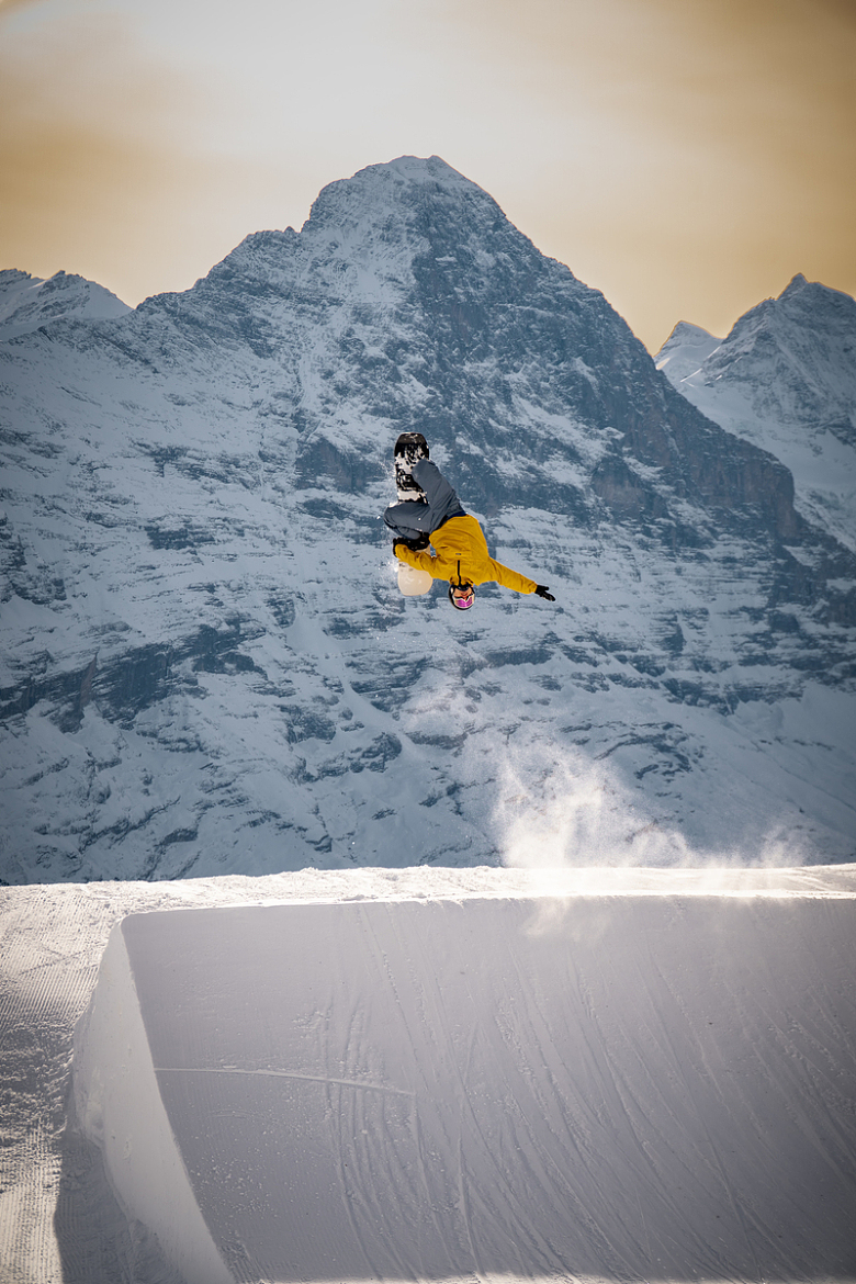 男子滑雪雪地摄影跳跃