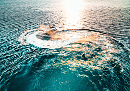 白天在海浪上冲浪的人