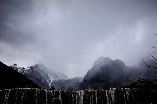 丽江雪山流水图片