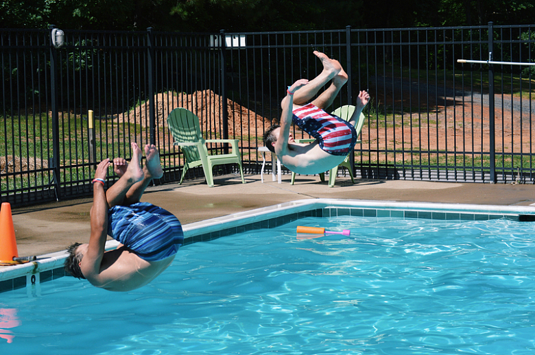 男子游泳池跳跃跳水