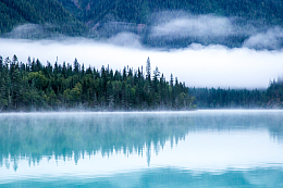 蓝色山林湖景