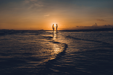 日落海滩夫妻