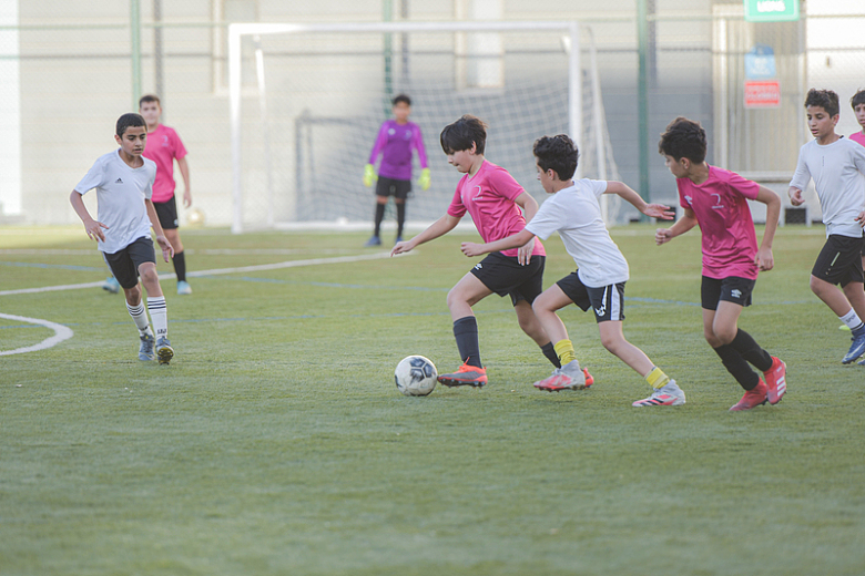 草地踢足球男孩摄影运动