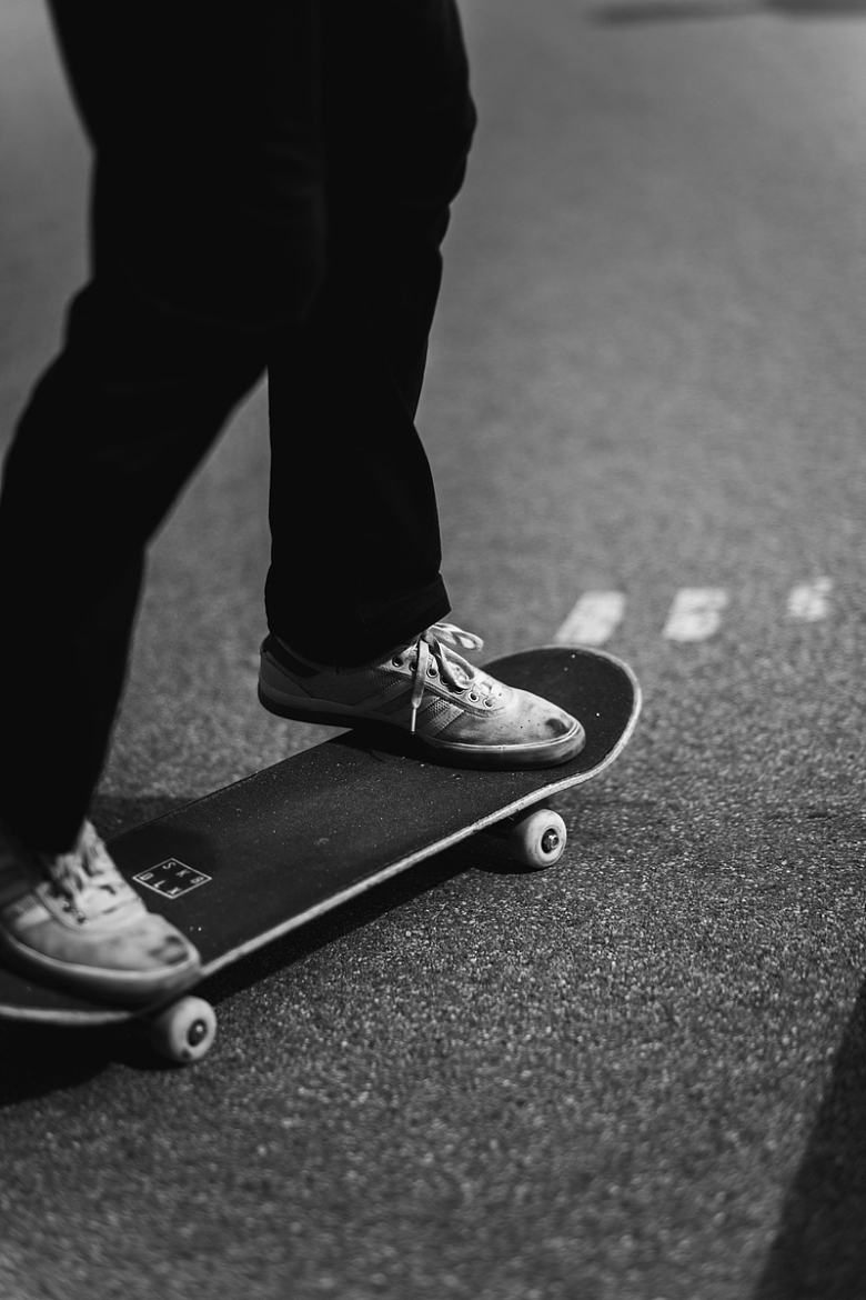 一个人在滑板上的黑白照片