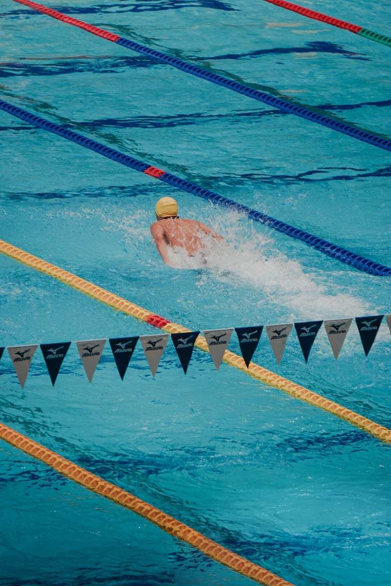 一名男子在被旗帜包围的游泳池中游泳