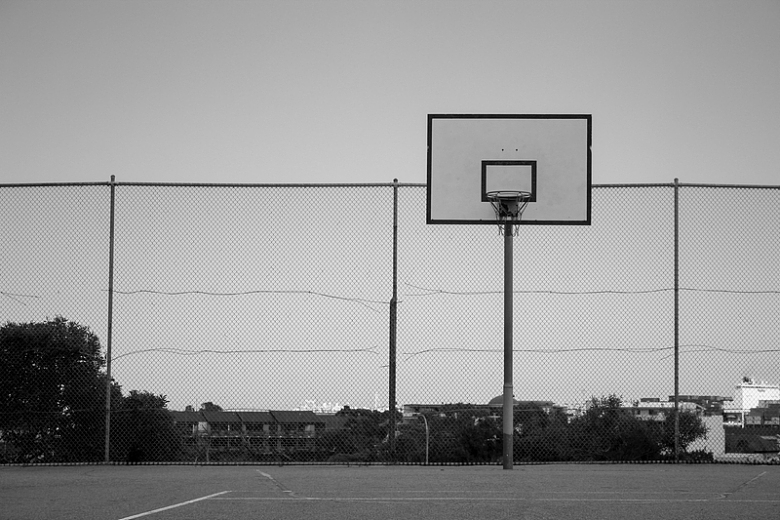 篮球场的黑白照片