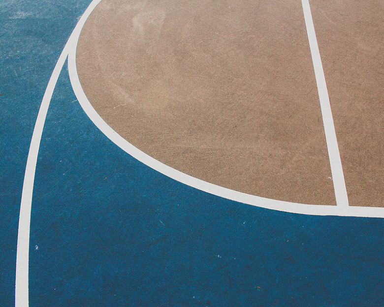 蓝白相间的篮球场