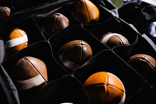 一组棕色橄榄球