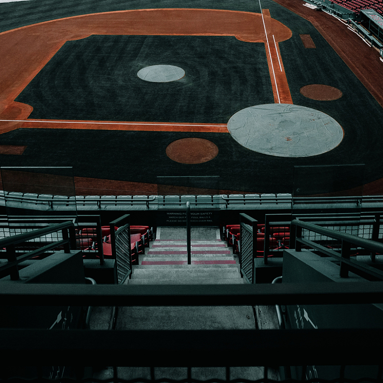 一个红色椅子和黑色场地的棒球场