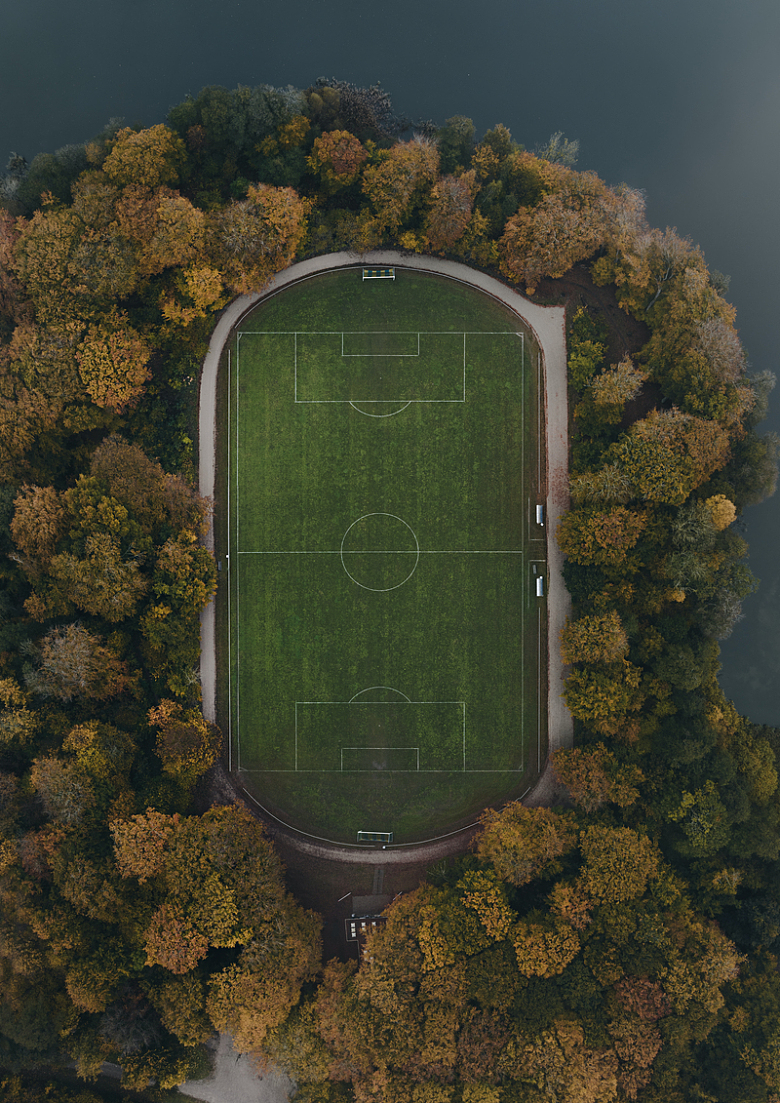 树木环绕的绿色足球场