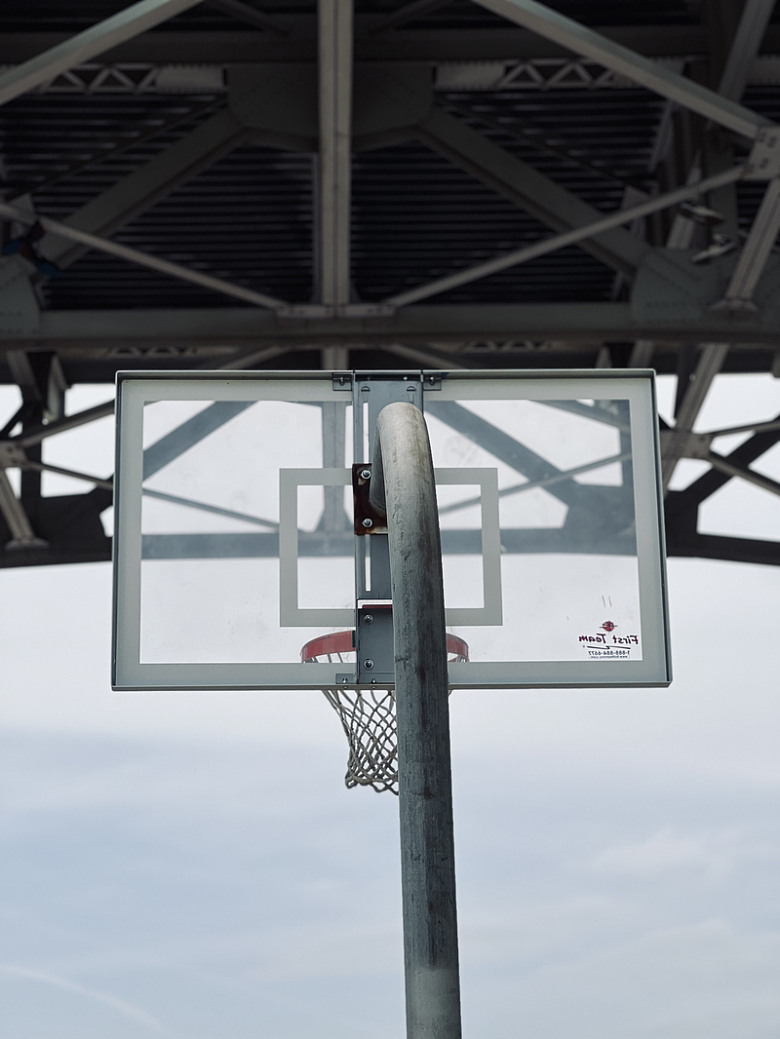 有天空背景的篮球圈