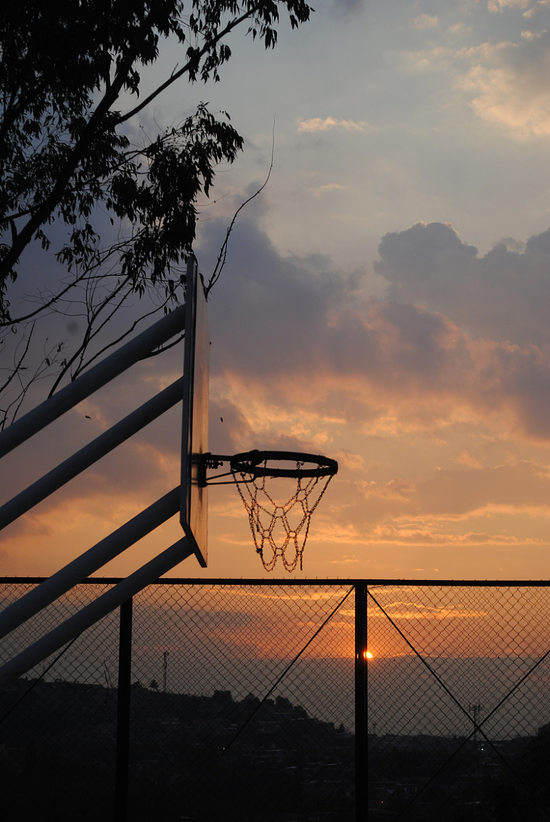 背景是日落的篮球圈