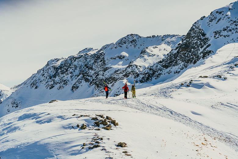 一群人站在白雪皑皑的山顶上