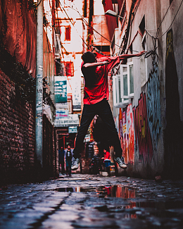 男子跳跃的延时摄影