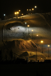 夜晚被雪覆盖的小山有路灯