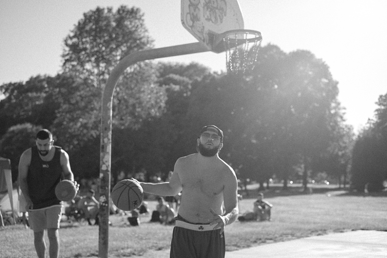 两名男子打篮球的灰度摄影