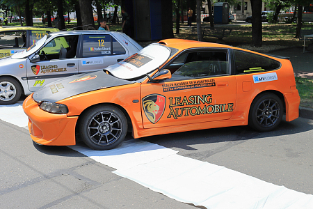 一辆停在路边的橙色跑车