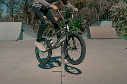 表演BMX特技的人