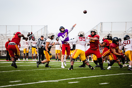 一群打橄榄球的人