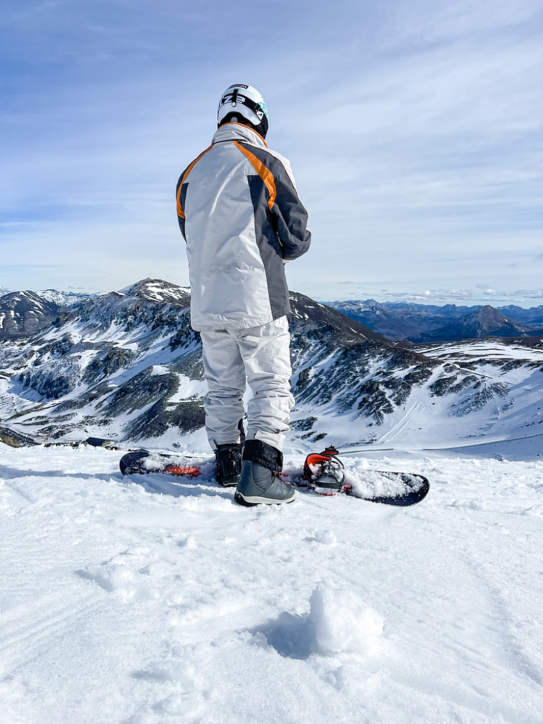 一个男人站在被雪覆盖的斜坡上