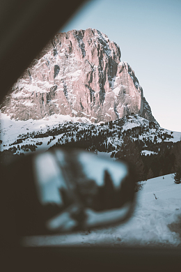 白天被雪覆盖的山